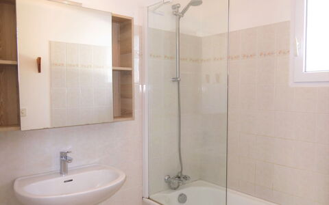 Les Hippocampes: Plumbing Fixture, Property, Sink, Tap, Shower Head, Shower, Bathroom, Bathtub, Interior Design