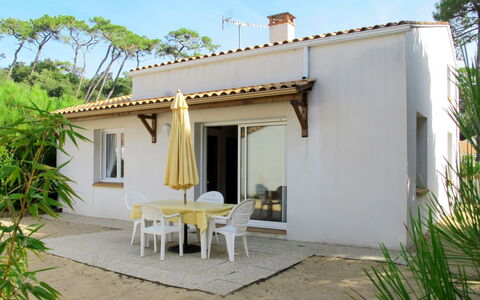 Les Etrilles: Plant, Furniture, Building, Property, Sky, Window, Chair, Shade, Tree, Land Lot