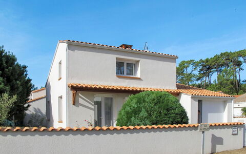 Les Etrilles: Property, House, Home, Building, Real Estate, Residential Area, Villa, Architecture, Facade, Land Lot