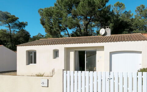 Les Algues: Sky, Plant, Property, Building, Window, Tree, Fence, Architecture, House, Land Lot