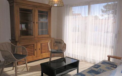 Les Algues: Furniture, Property, Building, Wood, Comfort, Interior Design, Window, Floor, Flooring, Living Room