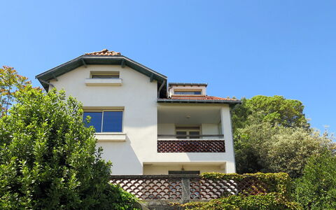 La Grande Conche: Sky, Building, Plant, Window, House, Tree, Residential Area, Cottage, Real Estate, Facade