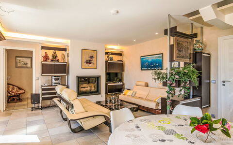 Ty Pors Ar Pagn: Furniture, Interior Design, Couch, Flooring, Floor, Ceiling, Living Room, Room, Wood, Television
