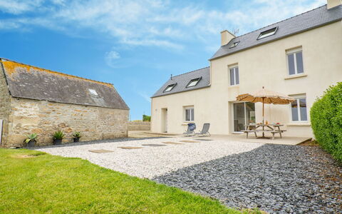L'Oasis: Cloud, Plant, Sky, Property, Building, Window, House, Land Lot, Road Surface, Grass