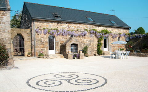 Gîte Triskell: Plant, Sky, Property, Window, Building, Door, Azure, House, Road Surface, Architecture