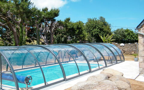 Gîte Triskell: Swimming Pool, Property, Leisure, House, Real Estate, Glass, Architecture, Building, Vacation, Rectangle