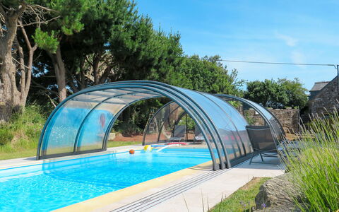Gîte Triskell: Swimming Pool, Leisure, Water, Architecture, Botany, Tree, Real Estate, Vacation, House, Plant Community
