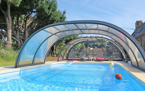 Gîte Triskell: Swimming Pool, Leisure, Leisure Centre, Water, Real Estate, Building, Vacation, Recreation, Architecture, Resort