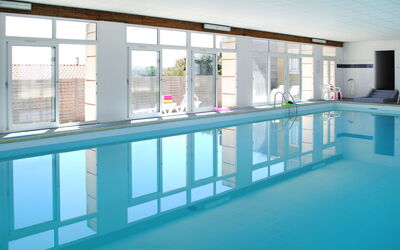 Mimizan 698: Water, Building, Daytime, Window, Azure, Sky, Architecture, Floor, Flooring, Swimming Pool