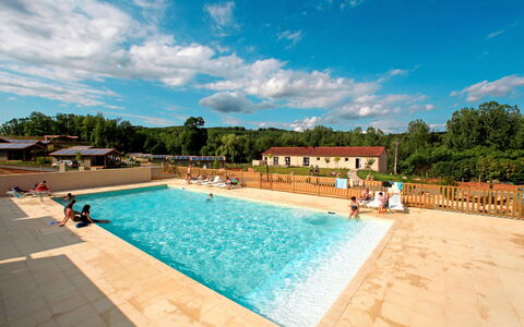 Cazals 652: Water, Cloud, Sky, Plant, Swimming Pool, Building, Azure, Tree, House, Chair