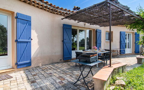 Les Oliviers: Plant, Window, Sky, Building, Shade, Interior Design, Door, Residential Area, Neighbourhood