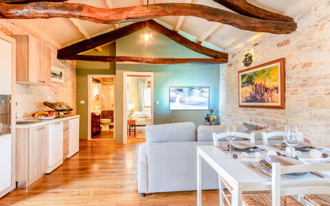 Botra Maria: Property, Room, Building, Ceiling, Interior Design, Furniture, Beam, House, Floor, Dining Room