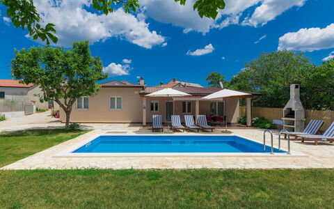 Vrt: Cloud, Sky, Plant, Building, Tree, Azure, Window, Shade, Swimming Pool, Land Lot