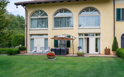 Villa Carlotta: Plant, Building, Window, Sky, Architecture, House, Tree, Door, Grass, Residential Area