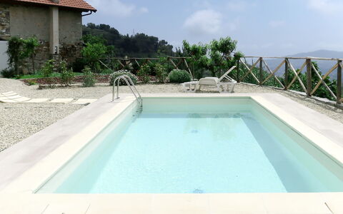 Casa U Baregu: Swimming Pool, Property, Water, Leisure, House, Real Estate, Building, Architecture, Composite Material, Vacation