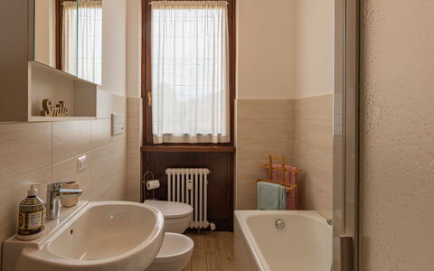 Gaggetto: Brown, Tap, Property, Plumbing Fixture, Sink, Window, Bathroom, Wood, Bathroom Sink
