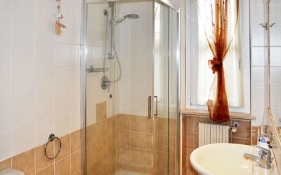 La Casara B 728.8: Brown, Tap, Plumbing Fixture, Sink, Property, Mirror, Shower Head, Bathroom Sink, Bathroom, Shower