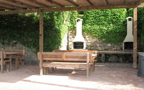Garda 713: Furniture, Plant, Wood, Botany, Shade, Outdoor Furniture, Building, Table, Tree, Grass