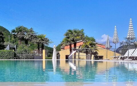 Garda 713: Water, Sky, Building, Plant, Azure, Tree, Swimming Pool, Natural Landscape, House, Rectangle