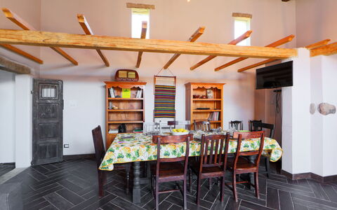 Oliviola: Room, Ceiling, Property, Building, Interior Design, Dining Room, House, Beam, Floor, Furniture