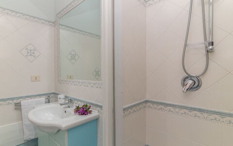 Le Rocce (Pau219): Plumbing Fixture, Sink, Property, Bathroom Sink, Tap, Shower Head, Product, Bathroom, Mirror, Shower