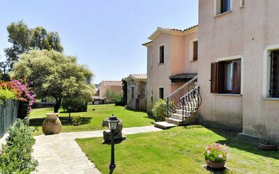 San Teodoro 725: Plant, Building, Sky, Window, Property, Tree, Flower, Flowerpot, Land Lot, Grass