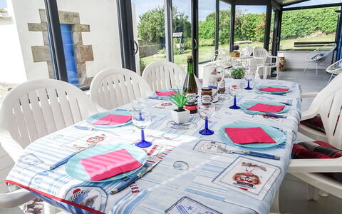 Kerludu: Table, Tableware, Furniture, Tablecloth, Textile, Interior Design, Outdoor Furniture, House, Building, Chair