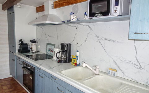 Kerludu: Tap, Kitchen Sink, Cabinetry, Sink, Countertop, Plumbing Fixture, Property, Kitchen, Lighting, Kitchen Appliance