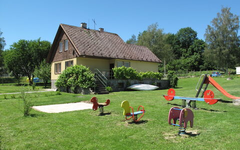 Lužnice: Land Lot, Property, Grass, Cottage, Public Space, Lawn, House, Leisure, Grassland, Yard