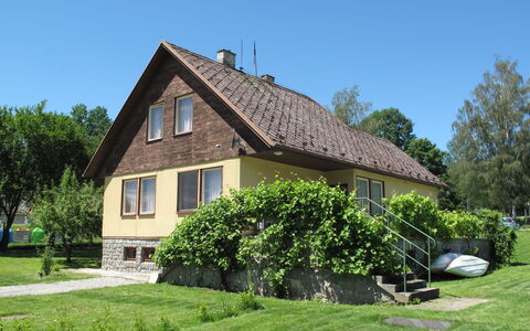 Lužnice: Plant, Sky, Building, Property, Window, Green, Tree, House, Land Lot, Grass