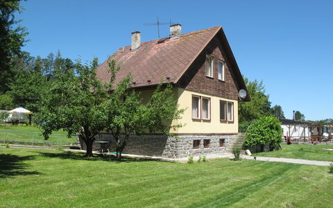 Lužnice: Sky, Plant, Building, Property, Window, Nature, Tree, House, Land Lot, Grass