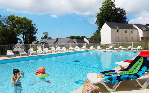Audierne 651: Water, Cloud, Sky, Swimming Pool, Building, Azure, Chair, Outdoor Furniture, Tree, Body Of Water