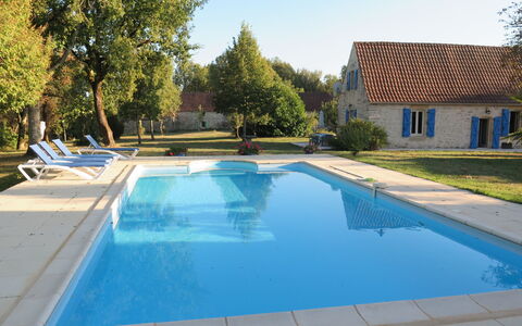 Le Causse du Cluzel: Water, Sky, Plant, Property, Daytime, Building, Swimming Pool, Tree, Shade, Rectangle