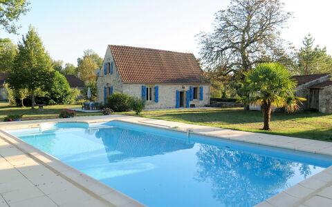 Le Causse du Cluzel: Water, Sky, Plant, Building, Property, Swimming Pool, Azure, Tree, Shade, Architecture