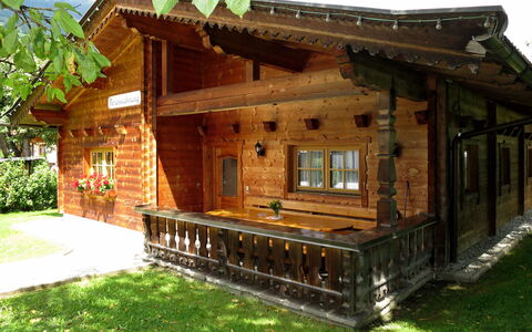 Heisenhaushütte: Property, Building, Window, Wood, Plant, Cottage, House, Grass, Leisure, Landscape