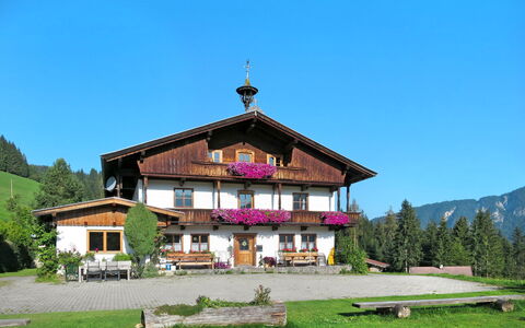 Schwalbenhof: Sky, Plant, Property, Building, Mountain, Tree, Natural Landscape, House, Leisure, Rural Area