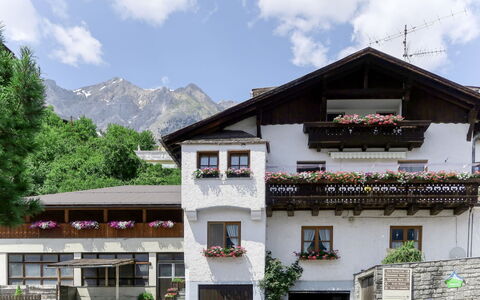 Huber: Cloud, Plant, Sky, Building, Window, Mountain, House, Tree, Urban Design, Rural Area