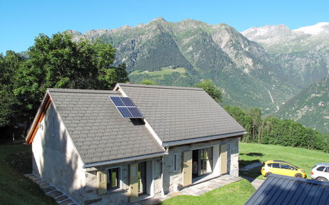 Rustico de Leoni: Property, Roof, House, Cottage, Home, Mountain, Farmhouse, Hut, Building, Real Estate