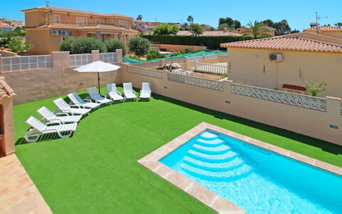 Magia: Sky, Property, Plant, Green, Azure, Chair, Tree, Swimming Pool, Urban Design, Land Lot
