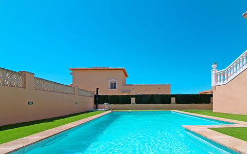 Magia: Water, Sky, Building, Plant, Daytime, Property, Swimming Pool, Azure, Blue, Rectangle