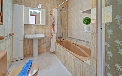 Castillo: Bathtub, Plumbing Fixture, Sink, Tap, Mirror, Plant, Bathroom, Interior Design, Floor, Flooring