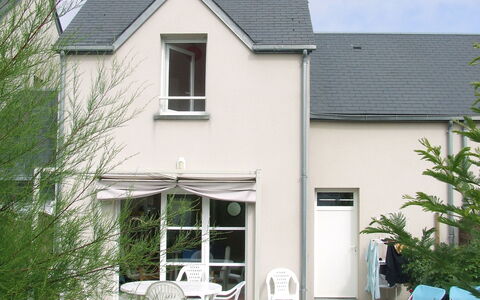 Oscar: House, Property, Home, Siding, Building, Real Estate, Cottage, Residential Area, Facade, Window
