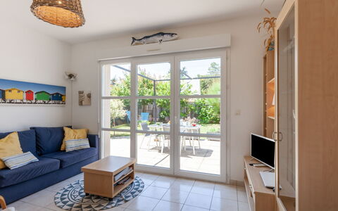 Oscar: Furniture, Property, Comfort, Azure, Wood, Textile, Building, Interior Design, Bed Frame, Bed