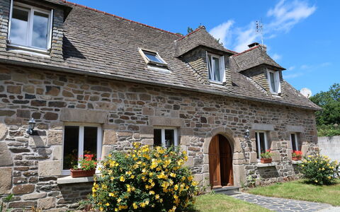 Pors Ar Goff: Property, House, Cottage, Building, Home, Farmhouse, Real Estate, Residential Area, Roof, Window