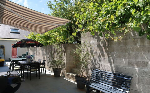 Pors Ar Goff: Property, Patio, Real Estate, Backyard, Courtyard, Building, Tree, Shade, Architecture, House
