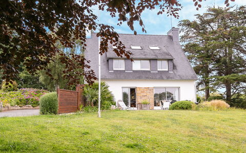 Ker Svea: Plant, Building, Window, Tree, Natural Landscape, Sky, House, Cottage, Grass, Residential Area