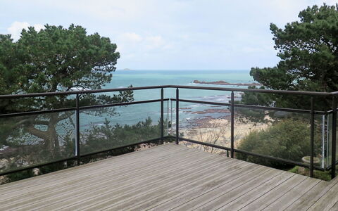 Roch Glaz: Property, Handrail, Water, Sky, Natural Environment, Deck, Guard Rail, Real Estate, Iron, House