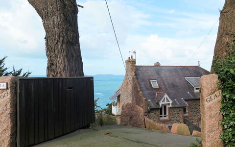 Roch Glaz: Property, House, Cottage, Wall, Building, Roof, Architecture, Tree, Grass, Rural Area