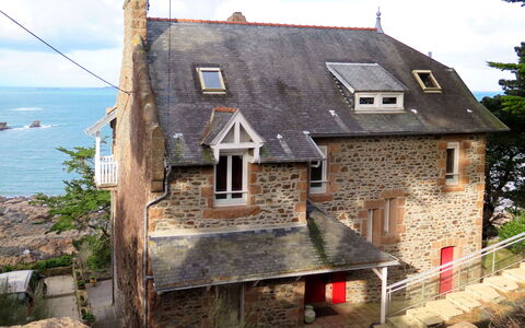 Roch Glaz: Property, House, Cottage, Roof, Building, Sky, Architecture, Village, Coast, Home