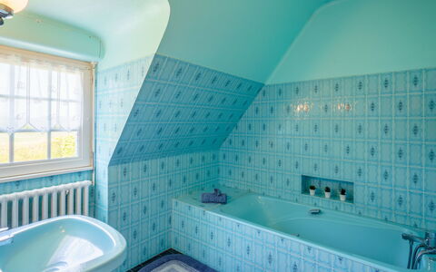 Ty Didrouz: Property, Bathtub, Plumbing Fixture, Blue, Azure, Purple, Bathroom, Window, Interior Design, Floor